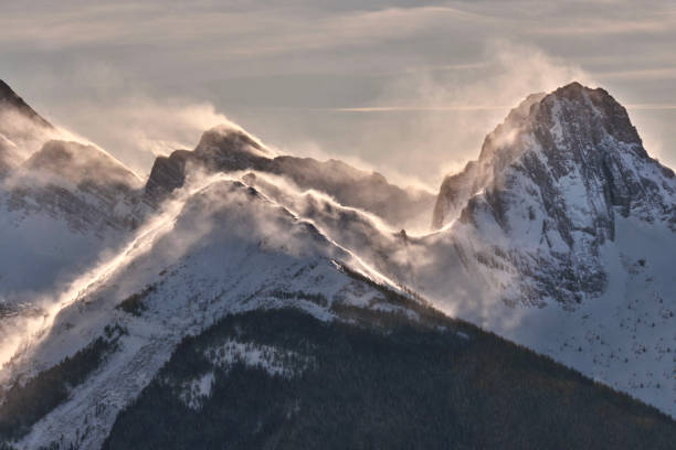 fuerte viento y ventisca en las montañas - rocky mountains canada mountain winter fotografías e imágenes de stock