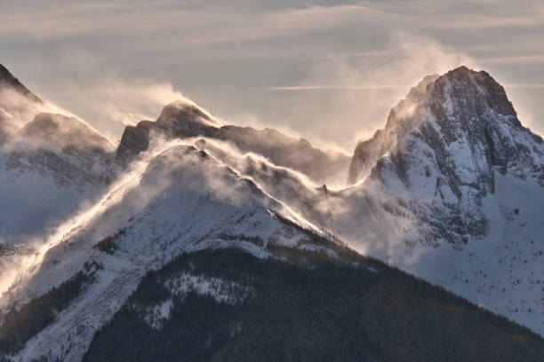 vento forte e blizzard in montagna - canadian culture landscape mountain range mountain foto e immagini stock