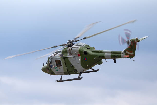 イギリス陸軍航空隊ウェストランドオオヤマネコah.7ヘリコプターは、rafフェアフォードを出発します。 - army air corps ストックフォトと画像
