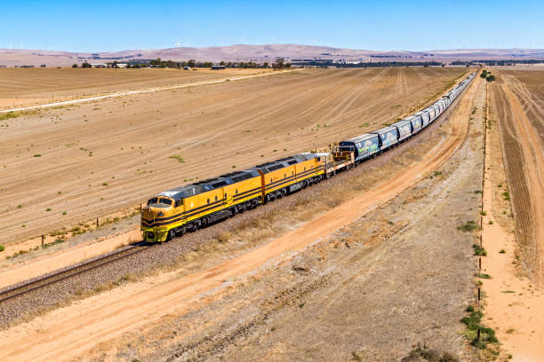 luftbild bewegt eine stoßstange getreideernte mit veteranen-diesellokomotiven - land vehicle rail freight locomotive australia stock-fotos und bilder