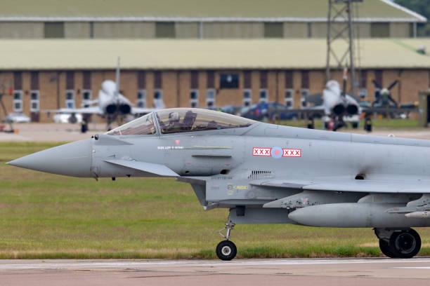 royal air force (raf) eurofighter ef-2000 typhoon fgr4 kołowania w raf coningsby. - military airplane military eurofighter typhoon zdjęcia i obrazy z banku zdjęć