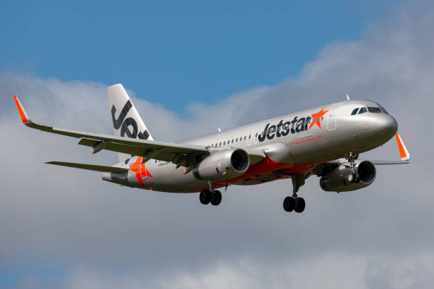 jetstar airways airbus a320 flugzeug auf dem lande am flughafen melbourne landen. - airplane cockpit taking off pilot stock-fotos und bilder