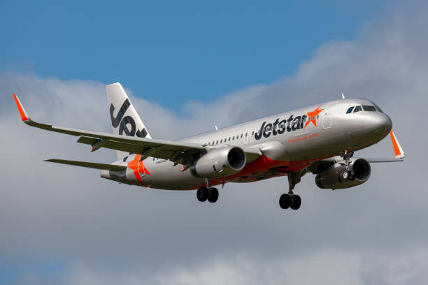 Jetstar Airways Airbus A320 airliner on approach to land at Melbourne Airport. Melbourne, Australia - August 30, 2013: Airbus A320-232 airliner operated by Australian low cost airline Jetstar airways on approach to land at Melbourne Airport. airbus a320 stock pictures, royalty-free photos & images