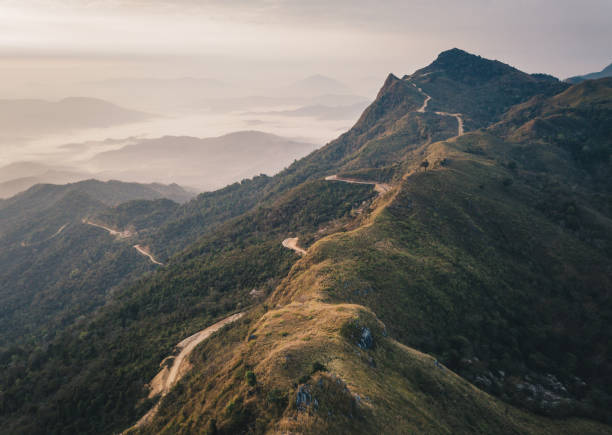 красивый пейзаж doi pha tang смотровая площадка на вершине высокой скалы над тайско-лаосской границы, расположенной в районе вян каен провинции  - doi pha tang стоковые фото и изображения