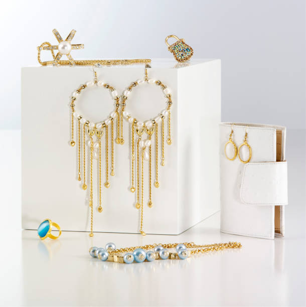 set di accessori chic - gold jewelry earring bracelet foto e immagini stock