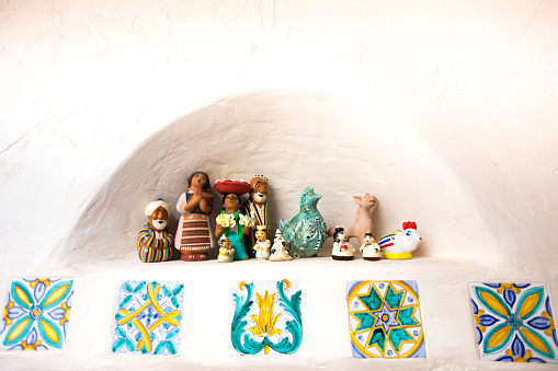 Home Decor: Ceramic Figurines in Plaster Niche