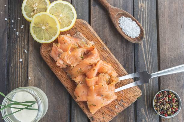 wędzony i solony łosoś gravlax - salmon fillet gravlax dill zdjęcia i obrazy z banku zdjęć