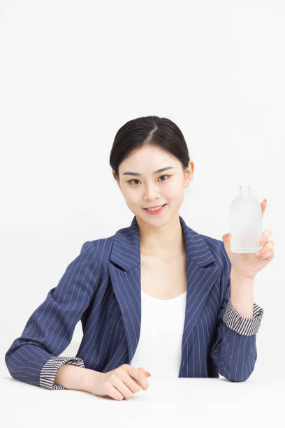 piękna japonka pijąca ze szklanej butelki - water bottle purified water water drink zdjęcia i obrazy z banku zdjęć