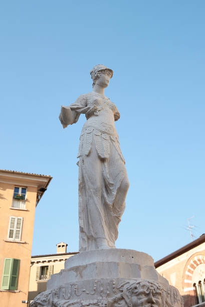 blick auf die minerva-statue in brescia - social history minerva past ancient stock-fotos und bilder