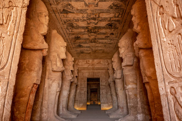 dentro do templo de abu simbel, antigo egito - egyptian culture hieroglyphics travel monument - fotografias e filmes do acervo