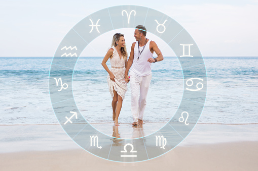 Feliz pareja con perfecto signo zodiac match y compatibilidad de amor según astrología photo