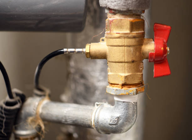 istock Cranes for controlling underfloor heating and batteries in a house 1306085117