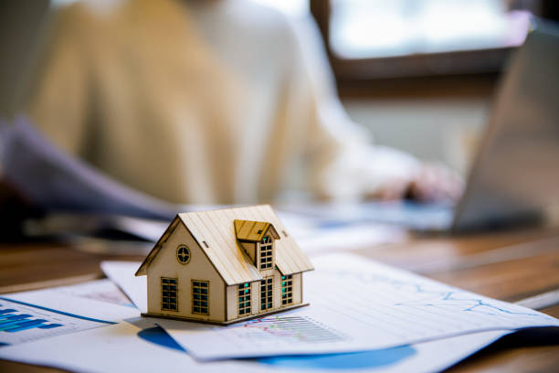 istock Real estate sales online 1306089386