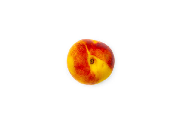 угол зрения нектаринов фруктов, изолированных на белом фоне. - nectarine white peach australia стоковые фото и изображения