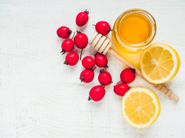 citron jaune frais, cruche de miel et baies rouges - painkiller thermometer tea prescription medicine photos et images de collection