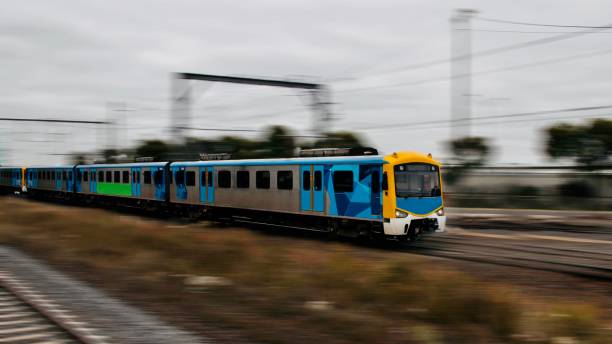 メルボルンビクトリアオーストラリアの鉄道駅に近づく通勤電車 - transportation public transportation melbourne victoria state ストックフォトと画像