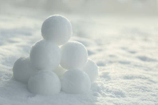 pirâmide de bolas de neve perfeitas na neve ao ar livre, close-up - snowball snow play throwing - fotografias e filmes do acervo