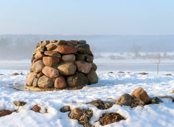 kamienny ołtarz w pobliżu zamarzniętej rzeki w zimny zimowy poranek. - altar zdjęcia i obrazy z banku zdjęć