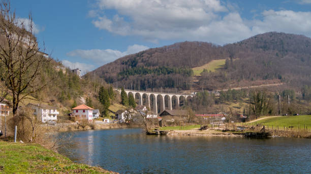 виадук над рекой дубс в сен-урсанне в горах джура - doubs river стоковые фото и изображения