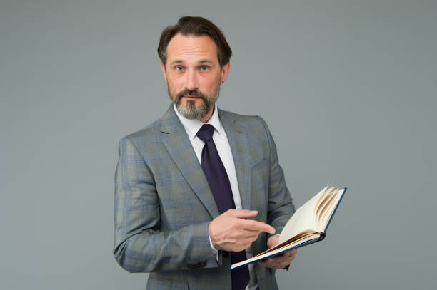 勉強専用。教師はオープンな研究本に指を向ける。学用品に戻る。正式な教育。プライベートティーチング。文学のレッスン。知識を取得しました。情報の超過 - 教える ストックフォトと画像