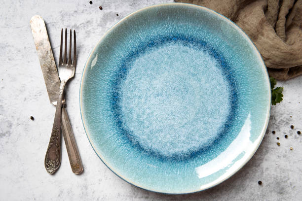 таблица, устанавливая пустую тарелку и столовые приборы - plate empty blue dishware стоковые фото и изображения