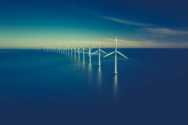 windkraftanlagen im meer - nachhaltige entwicklung fotos stock-fotos und bilder