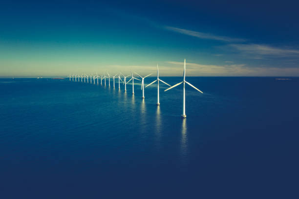 éoliennes dans l’océan - structure actionnée par le vent photos et images de collection