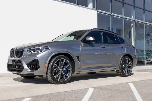 bmw x4 m en exhibición. bmw construye vehículos eléctricos y de lujo y tiene su sede en alemania. - bmw i8 fotografías e imágenes de stock