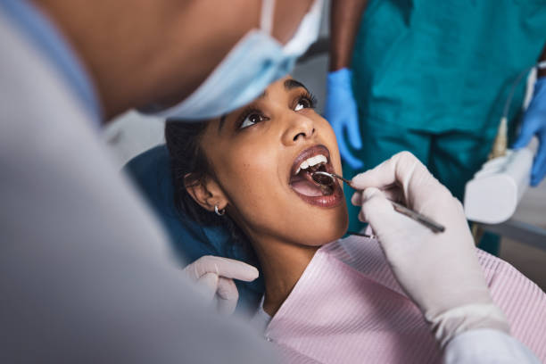다시 미소를 지을 시간입니다. - medical exam dentist dentists chair dental assistant 뉴스 사진 이미지