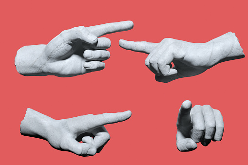 Mano de un dedo de la estatua, escultura de la mano señalando, gesto conmovedor brazo aislado, representación 3d photo