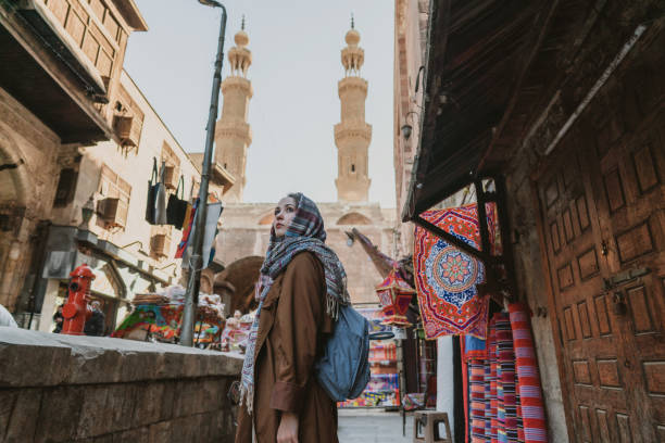 porträt einer frau, die auf dem altstadtmarkt in kairo spazieren geht - cairo egypt mosque minaret stock-fotos und bilder