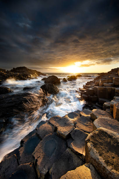 日没時のジャイアンツ・コーズウェイ - nobody non urban scene long exposure county antrim ストックフォトと画像