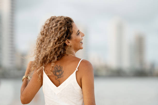 vista trasera de la mujer con tatuaje en la espalda - tattoo women back rear view fotografías e imágenes de stock