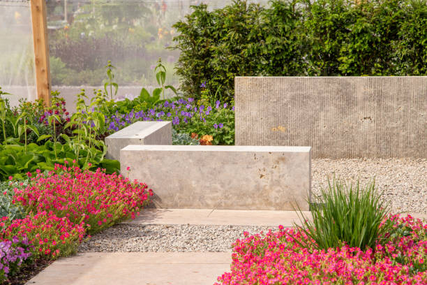 aménagement du jardin moderne - landscaped retaining wall wall stone photos et images de collection