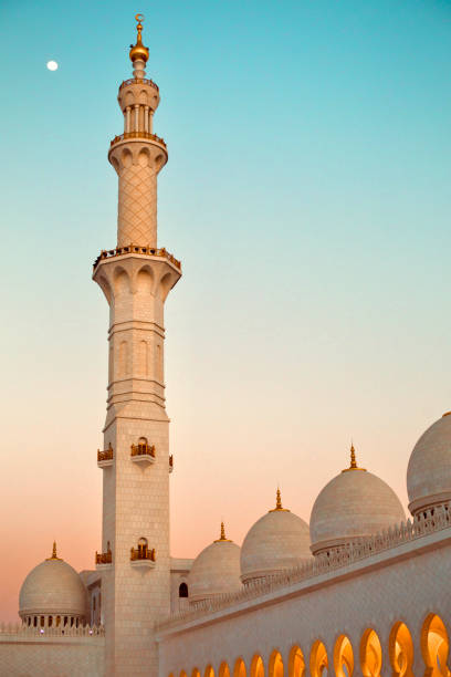 beau coucher du soleil coloré avec des dômes de mosquée et la lune, ramadan - sheik zayed photos et images de collection