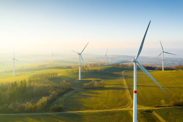 panoramablick auf windpark oder windpark, mit hohen windkraftanlagen zur stromerzeugung mit kopierfläche. grünes energiekonzept. - windkraftanlage stock-fotos und bilder