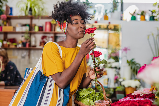 Joven africana comprando flores en el mercado photo