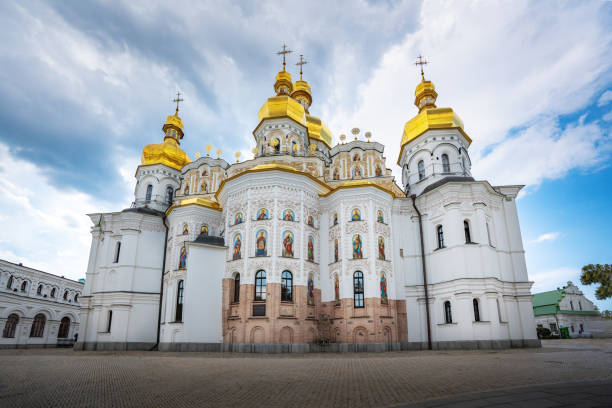 cattedrale della dormizione nel complesso del monastero di pechersk lavra - kiev, ucraina - kyiv orthodox church dome monastery foto e immagini stock