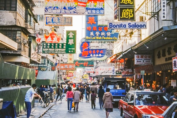 九龍、香港、中国の脇道沿いの頭上標識 1985 - 1985 ストックフォトと画像