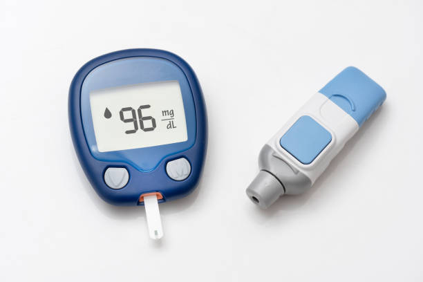 glukometre, diyabet için kan şekeri ölçümü - glükomere stok fotoğraflar ve resimler