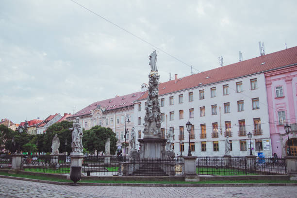 main square in kosice with sculpture immaculata - plague column - immaculata imagens e fotografias de stock