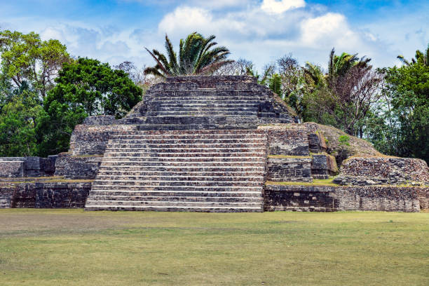 Altun Ha Mayan Ruins (the ancient name is unknown) is the modern name in the Mayan language for these ruins which are part of an ancient Maya city in Belize. Altun Ha is located about 30 miles north of Belize City and about 6 miles west of the Caribbean Sea. altun ha mayan ruins (se desconoce el antiguo nombre) es el nombre moderno en la lengua maya para estas ruinas que forman parte de una antigua ciudad maya en belice. altun ha se encuentra a unas 30 millas al norte de la ciudad de belice y a millas al oest