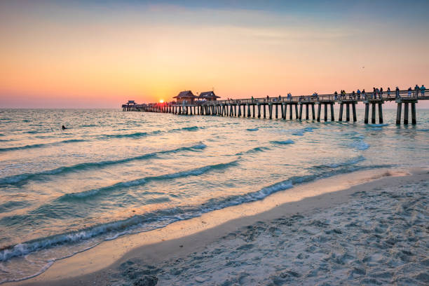 naples pier floride etats-unis - naples photos et images de collection