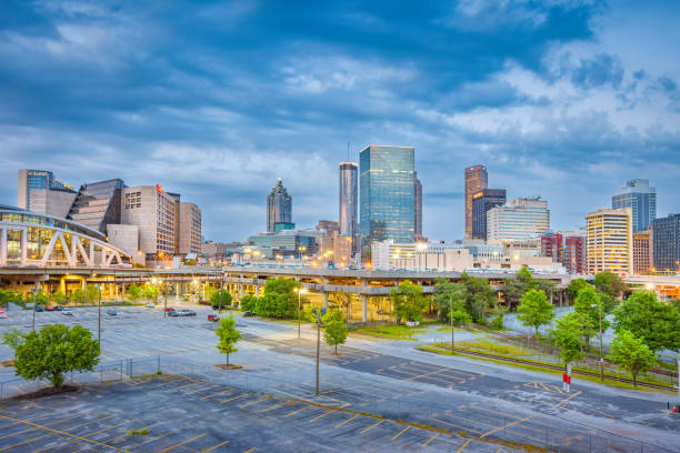 skyline der innenstadt von atlanta georgia usa bei nacht - georgia stock-fotos und bilder