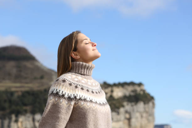 山の冬に新鮮な空気を呼吸リラックスした女性 - winter women zen like photography ストックフォトと画像