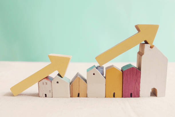 houten huizen met gele pijlen omhoog. huizenboom, vastgoedmarkt groeit, grote vraag naar vastgoed, huizenprijzen stijgen concept - rental stockfoto's en -beelden