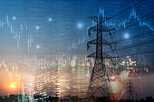 Börsendiagramm und Informationen mit Stadtlicht- und Strom- und Energieanlagenindustrie und Geschäftshintergrund