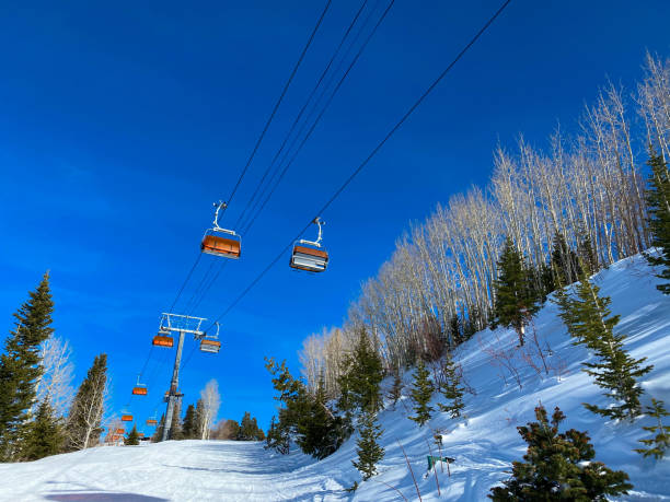 kolejka linowa na tle ośrodka narciarskiego blue sky utah - overhead cable car ski utah cable car zdjęcia i obrazy z banku zdjęć