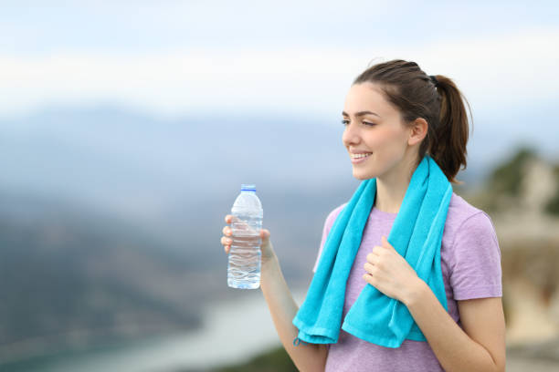 joggeur heureux retenant une bouteille d’eau dans la montagne - beautiful caucasian teenager running photos et images de collection