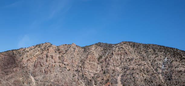 chaîne de montagnes poussiérée contre le ciel bleu - mountain range utah sky mountain photos et images de collection